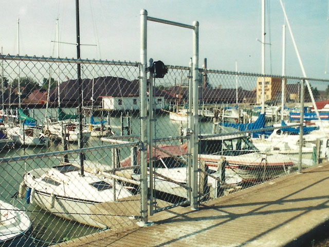 Industrial Chain Link Fence Security Enclosure